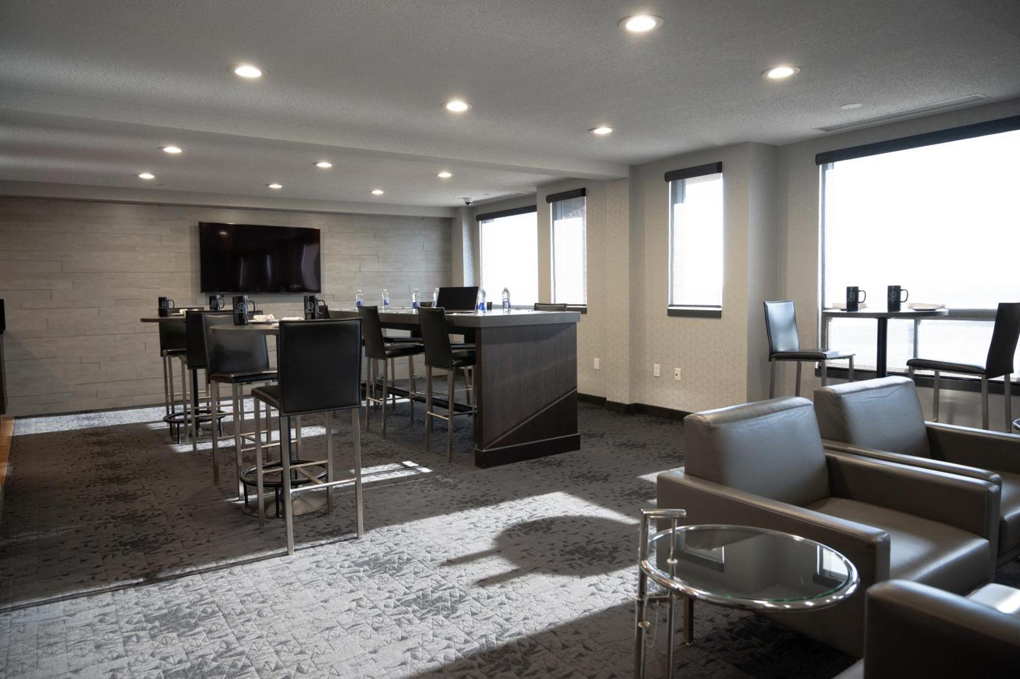 Hotel Blackfoot Calgary Exterior photo